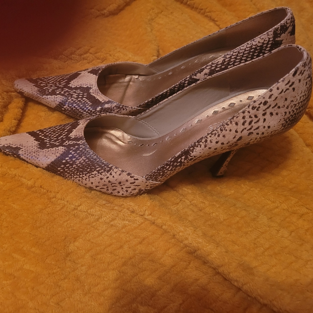 Size 8 heels - Picture 2 of 4